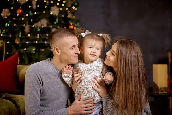 Fröhliche Glückliche Familie Mit Kleinem Mädchen Ästhetischen Gemütlichen Heim Interieur — Stockfoto