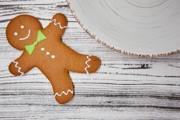 Cute Handmade Gingerbread Beige Plate Wooden Table Top View Festive — Stock Photo, Image