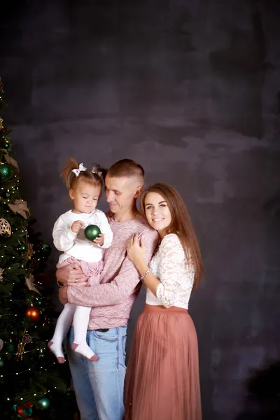 Junge Familie Mit Kleinem Mädchen Gemütlichen Heim Interieur Mit Festlichem — Stockfoto