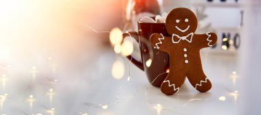 Noel sembolü, ev yapımı zencefilli kurabiye ve bulanık bokeh dekoru. Noel süslemeleri. Estetik Noel atmosferi, ev konforu, sıcaklık konsepti. Ekstra geniş afiş. Boşluğu kopyala.