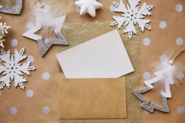 Selamlama, el işi kırtasiye kartı, zarf modeli. Temel arka planda moda Noel dekorasyonları. Estetik festival atmosferi. Noel için tebrik kartı konsepti yolluyorum. Yukarıdan görüntüle