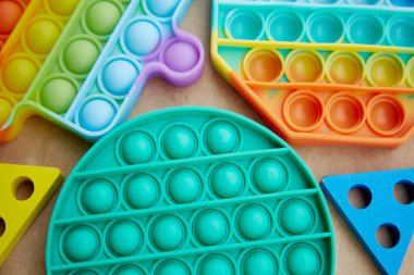 İttir onu, oyuncak. Yeni moda silikon oyuncak. Gökkuşağı duyusal kıpırdaması. Renkli stres önleyici oyuncaklar. Stres önleyici oyuncağı kapat. Yüksek kalite fotoğraf