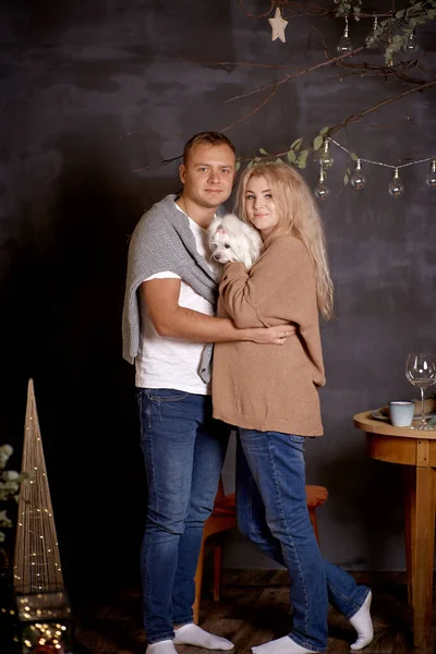 Familienporträt Einer Schönen Familie Romantische Paar Mit Ihrem Hund Der — Stockfoto