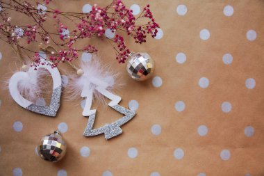 Noel minimalist arka planı, temel klasik şablon, kopyalama alanı. Disko topları ve pembe çingenelerle moda dekorasyonlar. Noel atmosferi. Mutlu Noeller ve ev konforu.