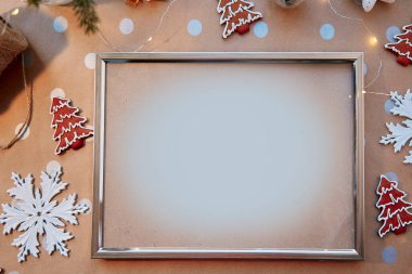 Ev yapımı zencefilli kurabiye ve çerçeveli Noel kurabiyesi. Ev yapımı kurabiye ve köknar ağacı. Bayramlık estetik modeller. Noel atmosferi. Mutlu Noeller ve ev konforu