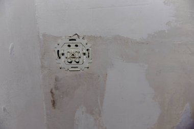 Tamir sırasında elektrik prizleri ve düğmeler. Duvarı tadilat için hazırlıyorum. Odanın tadilatı. Yüksek kalite fotoğraf