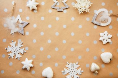 Noel şenlikli çerçeve: süslemeler arka plan, temel klasik kalıp, yazı için yer. Moda dekorasyonlar: Disko topları, kar taneleri, kabarık süsler. Estetik festival atmosferi. Yukarıdan görüntüle