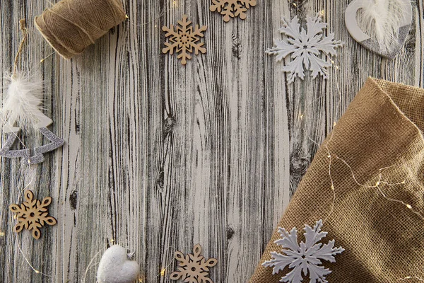 Organisches Design der Weihnachtshintergrund. Bastelornamente aus Holz und Textil und moderne weiße, flauschige Dekorationen. Kopierraum — Stockfoto