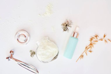 Sağlık yüz bakımı kozmetik ürünleri beyaz arka planda. Serum, aljinat maske ve masaj aleti. Doğal ekolojik orman yosunu ve yulaf. Hyaluronik ve nemlendirici jel. Dermatoloji kozmetiği. Boşluğu kopyala