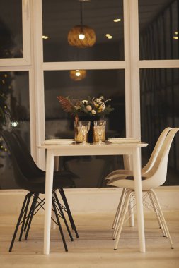 Noel için sofra takımı ve bir buket dekoratif köknar ağacıyla servis edildi.