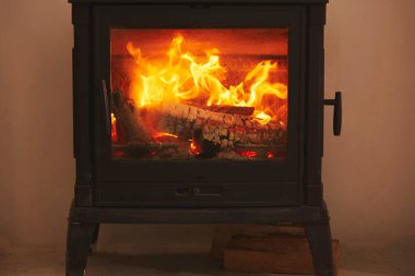 Dairede sıcak, dökme demir şömine var. Yakın çekim. Rahat kış zamanı. Yüksek kalite fotoğraf