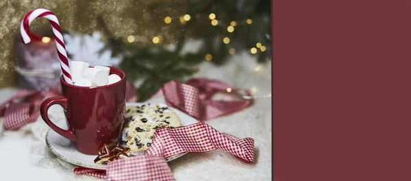Hot drink in red cup with marshmallow and Christmas stollen - traditional holidays bread, candy cone stick. Festive holidays Christmas background. Extra wide banner. Copy space — Stock Photo, Image