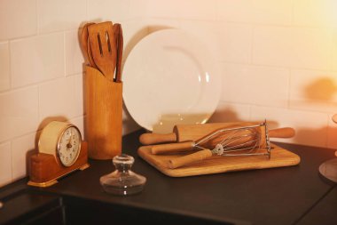 KItchen çatal bıçak seti ahşap mutfak spatulası, tabak ve klasik saat..