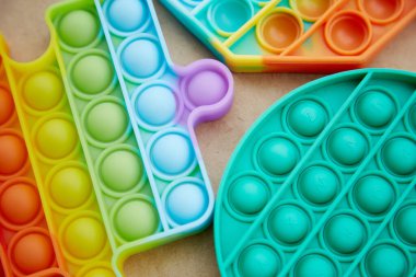 İttir onu, oyuncak. Yeni moda silikon oyuncak. Gökkuşağı duyusal kıpırdaması. Renkli stres önleyici oyuncaklar. Stres önleyici oyuncağı kapat. Yüksek kalite fotoğraf