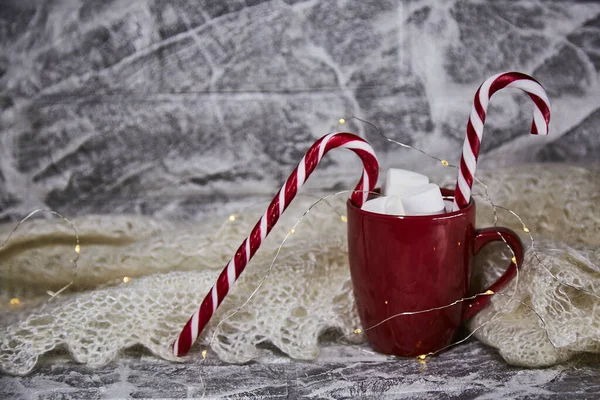 Hot beverage with marshmallows and caramel cone sticks close up. Christmas holidays mood. Top view — Stock Photo, Image