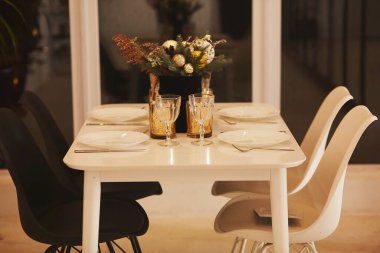 Atmosferik Noel sofrası takımı ve bir buket dekoratif köknar ağacı.