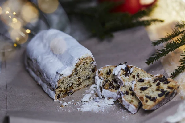 Zelfgemaakt kerststola, Christstollen, zelfgemaakt gistbrood. Kerst traditie met bokeh achtergrond. Feestelijke achtergrond — Stockfoto