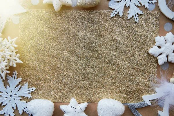 Vánoční slavnostní rám modelovat pozadí. Základní zlatý vzor, místo pro text. Módní dekorace: nadýchané ozdoby, diskotéky, sněhové vločky. Estetická slavnostní atmosféra. Pohled shora — Stock fotografie