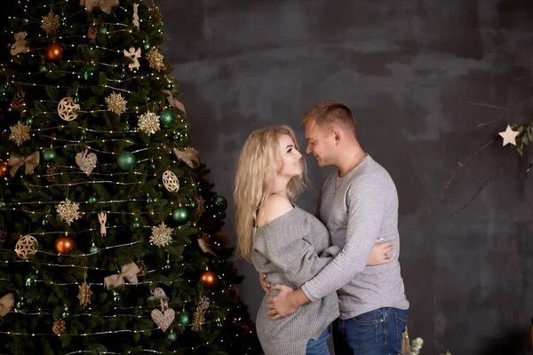 Verliebtes Paar aus Mann und blonder Frau in ästhetischem Wohnambiente mit festlichem Weihnachtsbaum. Ehrlicher, wahrer Moment. Gute Laune und Spaß zusammen. Weihnachtliche Liebesgeschichte — Stockfoto