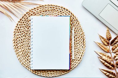 Not defteri maketi, dizüstü bilgisayar, modaya uygun altın süslemeler, üst manzara. Yeni yıl kararı, yeni başlangıç ve hedef listesi. Sıcak ev estetiği. Boşluğu kopyala 