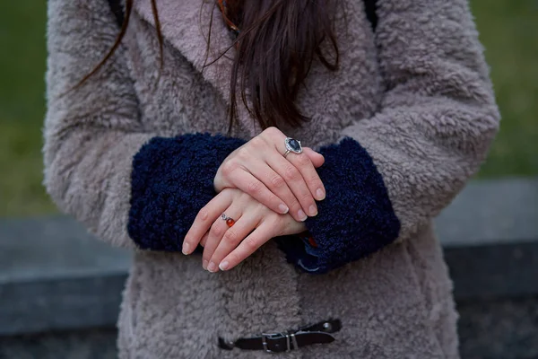 Närbild Kvinna Händer Med Tillbehör Och Färgglada Ringar Snygga Vinter — Stockfoto