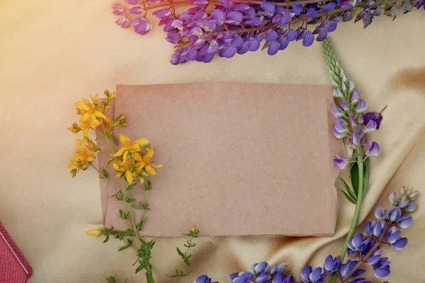 Kağıt maketi. Lupins mor çiçek süslemeleri. Doğal, saglik dogaya yakin. Yaz davetiyesi, doğum günü kartı, anneler günü konsepti. Kadınsı arkaplan.