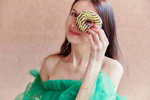 Frau Hält Bunten Donut Der Hand Lebendige Sommerfotografie Kreatives Konzept — Stockfoto