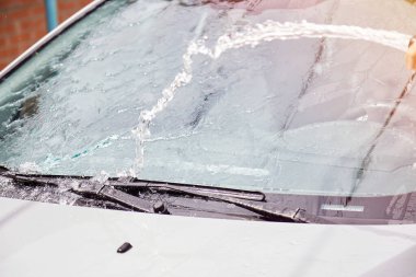 Otomatik yıkama su basıncıyla kapanıyor. Ev rutinleri. Araç bakımı