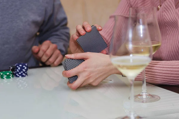 Mani Delle Donne Mischiano Carte Concetto Giocare Poker Sul Tavolo — Foto Stock