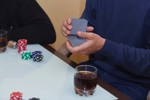 Mani Dell Uomo Mischiano Carte Una Partita Poker Patatine Carte — Foto Stock