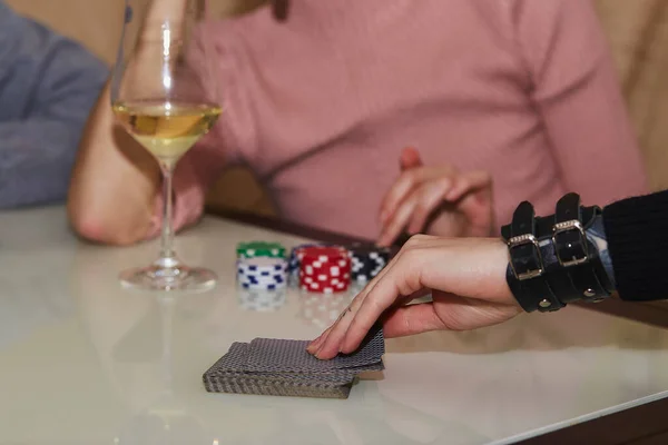 女性の手シャッフルカード チップやカードでテーブルの上でポーカーをプレイの概念 シャンパンのグラスだ ギャンブルの概念 瞬間を楽しむ 友人とデジタルデトックス 選択的焦点 — ストック写真