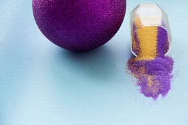 Yaratıcı renkli kum akıntıları ve şenlikli Noel balosu. Mesaj için yer. Yaratıcı meslek