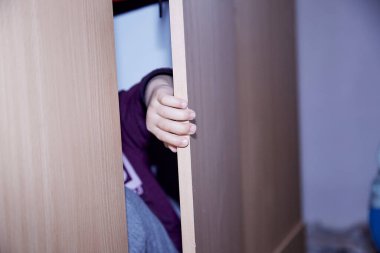 Bebek saklambaç mı oynuyor yoksa dikizleyerek mi, kapat. Yüksek kalite fotoğraf