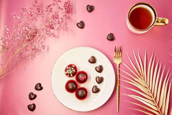 Schokoladenherzen Und Verzierte Süßigkeiten Auf Dem Weißen Vintage Teller Mit — Stockfoto