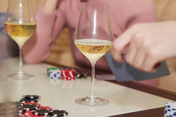 チップやカードを持つポーカーゲームのプレイヤーが閉じます シャンパンのグラス ギャンブルの概念 ちょっと待って 選択的焦点 — ストック写真