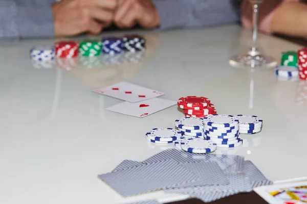 Tirare Fuori Carte Sul Tavolo Nel Gioco Del Poker Bicchiere — Foto Stock