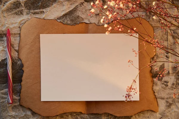ヴィンテージ審美的な文房具カードや招待状やお祝いのための紙のモックアップ ジプシーの花の装飾 女性の概念 日没の光 ヴィンテージスタイル スペースのコピー — ストック写真