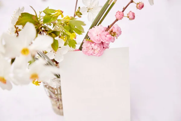 春のピンク、白、黄色の花の花瓶で繊細なはがきモックアップ。女性の日、招待状、母の日、結婚式、誕生日カードの概念。自然回復の概念。審美的なコテージコア — ストック写真
