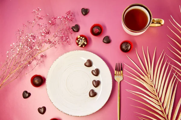 Schokoladenherzen Und Verzierte Süßigkeiten Romantisches Abendessen Valentinstag Konzept White Mock — Stockfoto