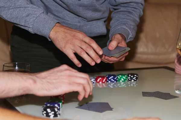 Mani Dell Uomo Che Mischiano Carte Una Partita Poker Patatine — Foto Stock