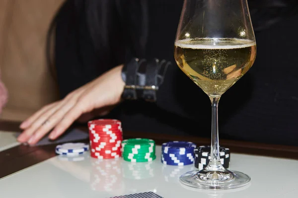 在扑克游戏中 女人的手是用骰子做决定的 香槟酒的卡片 附属品和酒杯 糖果时刻 扑克背景生活方式摄影 与朋友一起享受数字排毒的一刻 — 图库照片
