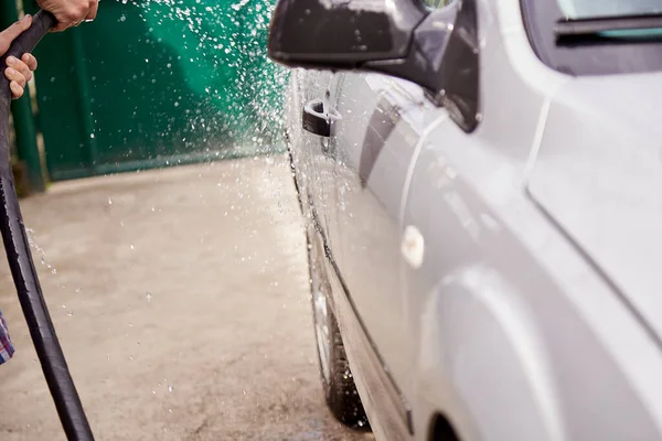 Lavando Carro Com Água Com Mangueiras Conceito Limpeza Mola Rotinas — Fotografia de Stock