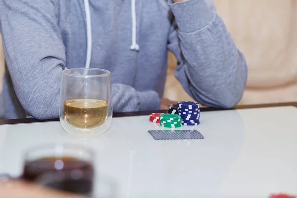 Concetto Giocare Poker Sul Tavolo Con Fiches Carte Bicchiere Whisky — Foto Stock