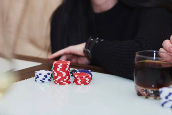 Concetto Giocare Poker Sul Tavolo Con Fiches Carte Bicchiere Whisky — Foto Stock