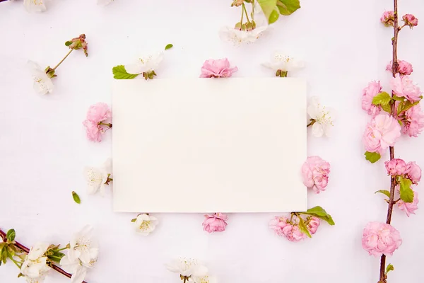 Papierowa Makieta Wiosennymi Białymi Różowymi Kwiatami Romantyczny Wesele Urodziny Zaproszenie — Zdjęcie stockowe