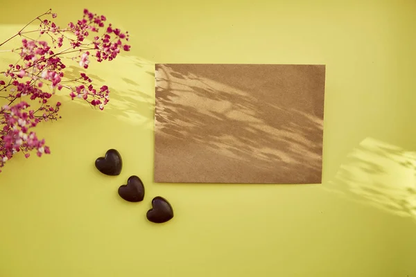 女性のお祝いのヴィンテージカードは チョコレートハート ジプシーの装飾でモックアップします 女性の日のコンセプト モックアップ ポストカード スペースのコピー — ストック写真