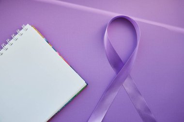 Dünya Epilepsi Günü, 26 Mart, Mor Gün için not defteri ve mor kurdele. Epilepsi Gününün Sembolü. 