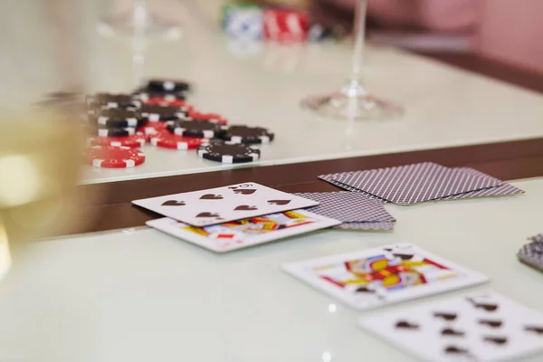ポーカーゲームでテーブルの上にカードをレイアウトします シャンパンのグラス ギャンブルの概念 ちょっと待って ポーカーの背景写真 選択的焦点 — ストック写真