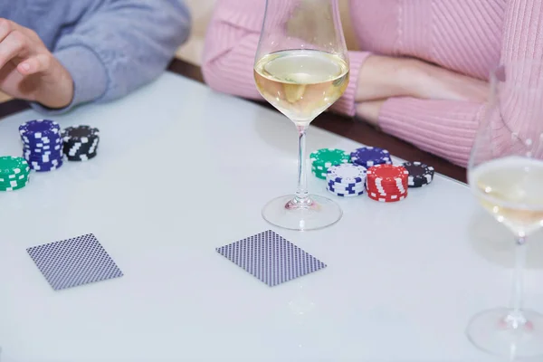 Uomo Donna Partecipano Una Partita Poker Patatine Carte Bicchiere Champagne — Foto Stock