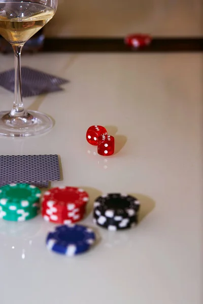 Πόκερ Βραδιά Μάρκες Πόκερ Κύβους Και Ένα Ποτήρι Σαμπάνια Παίζοντας — Φωτογραφία Αρχείου